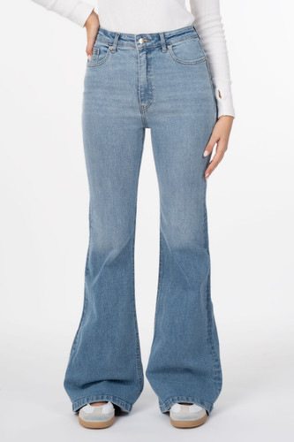 شلوار جین زنانه بوتکات فلکس(کشی) آبی وسط رویال جین Royal Jeans