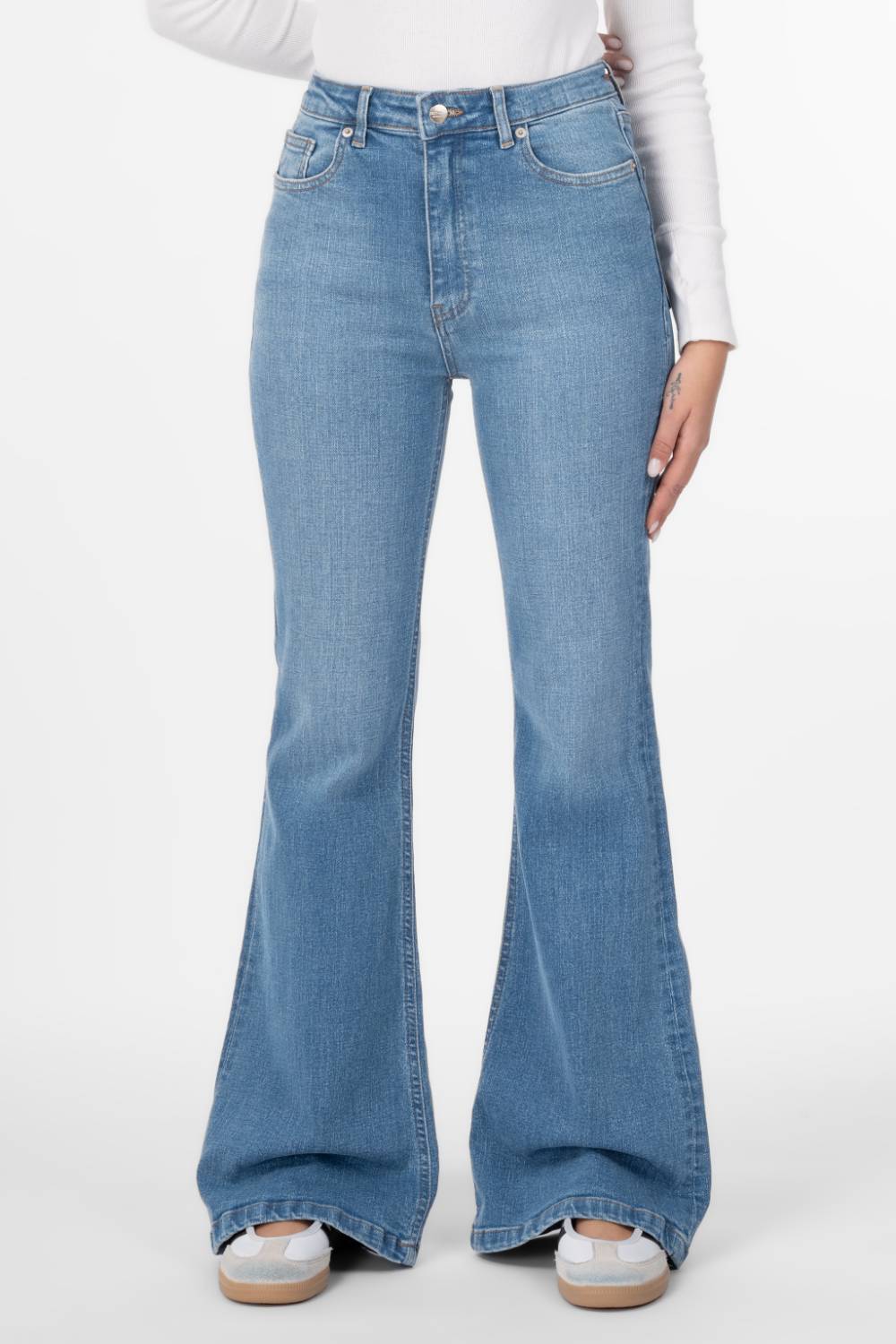 شلوار جین زنانه بوت‌کات فلکس(کشی) آبی وسط رویال جین Royal Jeans