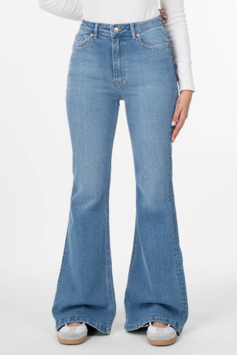 شلوار جین زنانه بوتکات فلکس(کشی) آبی وسط رویال جین Royal Jeans
